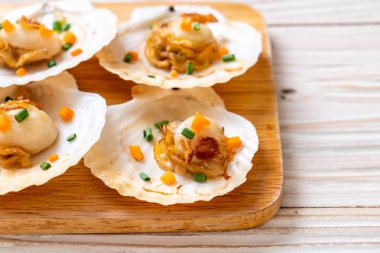 Kızarmış deniz tarağı, tereyağı ve sarımsak.