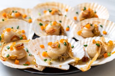 Kızarmış deniz tarağı, tereyağı ve sarımsak.