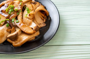 İstiridye soslu kızarmış kral istiridye mantarı. Sağlıklı, vejetaryen ya da vejetaryen yemek tarzı.