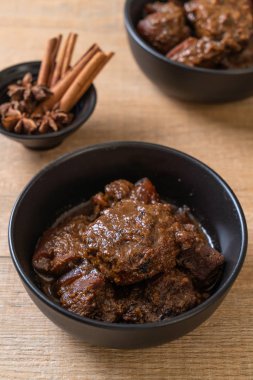 herb - Phuket Tayland geleneksel gıda tarzı ile domuz eti güveç