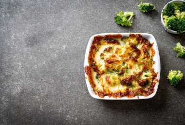 Peynirli fırında karnabahar ve brokoli graten
