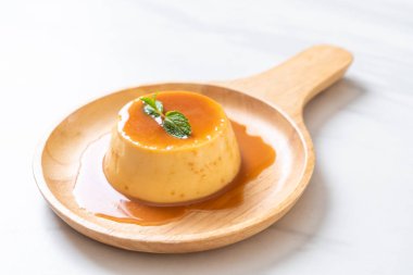 Naneli ev yapımı karamel kremalı puding.