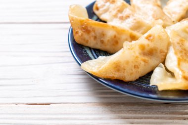 Japon gyoza 'sı ya da soya soslu hamur tatlısı.