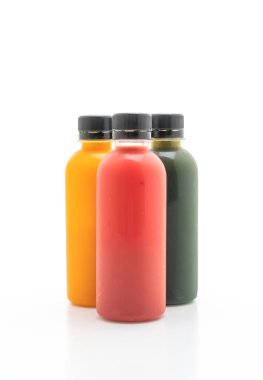 Beyaz arka plan üzerinde izole meyve ve sebze suyu şişe (sağlıklı içecek)