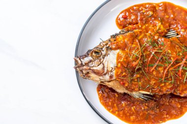 Derin kızarmış balık biber sosu ile