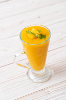 taze mango smoothies - sağlıklı yiyecek ve içecek konsepti