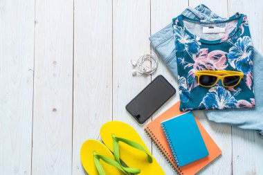 Gezgin, yaz tatili ahşap arka plan üzerinde erkek casual kıyafetler