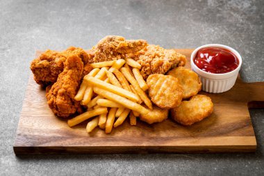 Kızarmış tavuk, patates kızartması ve nugget yemeği. Abur cubur ve sağlıksız yemek.