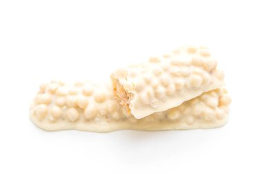 beyaz beyaz arka plan üzerinde izole karamel ve çubuklu Mısır gevreği gevrek çikolata