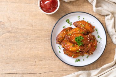 Beyaz susamlı ızgara tavuk kanadı.