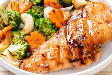 çukurunu tavuk göğsü biftek sebze (brokoli, havuç, soğan ile)