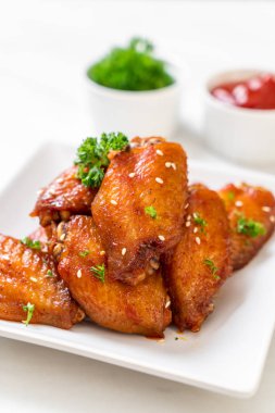 Beyaz susamlı ızgara tavuk kanadı.