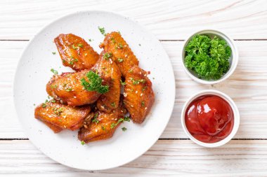 Beyaz susamlı ızgara tavuk kanadı.