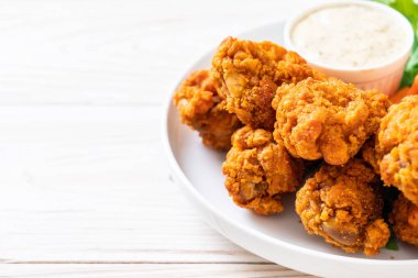 Sebzeli kızarmış tavuk kanadı.