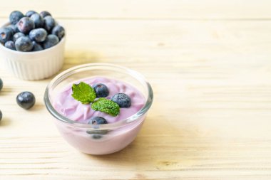 Taze yaban mersinli ev yapımı yoğurt