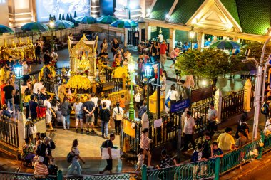 Bangkok, Tayland - 9 Ağustos 2018: Erawan tapınak üzerinde 18 Eylül. Turistler Erawan tapınak Bangkok, Tayland Ratchaprasong kavşağında bir hak yaptırın.
