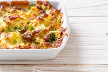 Peynirli fırında karnabahar ve brokoli graten