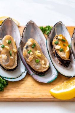 deniz ürünleri midye limon ve sarımsak ile