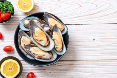 üzerinde siyah kase taze midye