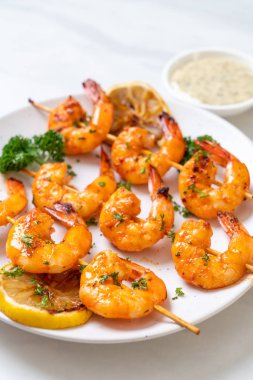 Limon - deniz ürünleri tarzı ile ızgara kaplan karides şiş
