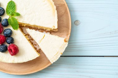 Ev yapımı cheesecake taze ahududu ve yaban mersini ile
