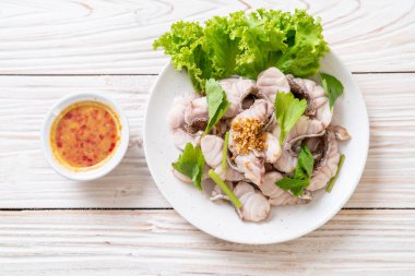 Soslu ve sebzeli haşlanmış balık sosu.