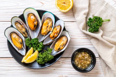 deniz ürünleri midye maydanoz ve limon ile