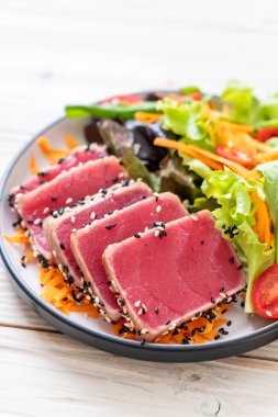 Taze ton balığı ve sebze salatası. Sağlıklı yemek.