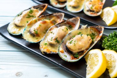 Peynirli taze midye.