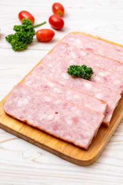 dilimlenmiş taze çiğ pastırma Barbekü