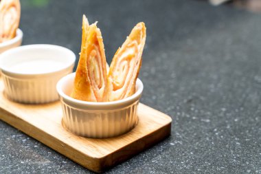 soslu kızarmış jambon ve peynirli böreği