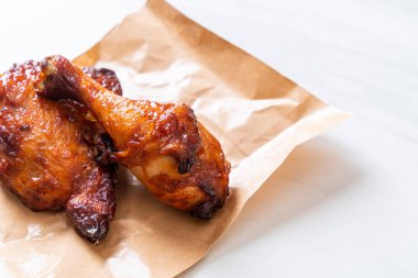 Masada ızgara ve ızgara tavuk.