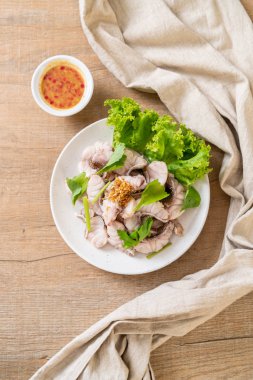 Soslu ve sebzeli haşlanmış balık sosu.