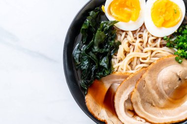 Japon usulü domuz eti ve yumurtalı Shoyu eriştesi.