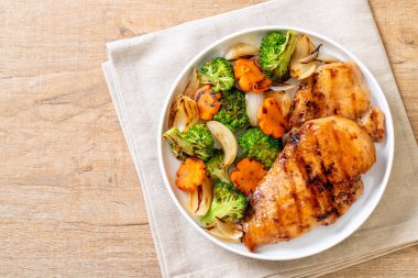 çukurunu tavuk göğsü biftek sebze (brokoli, havuç, soğan ile)