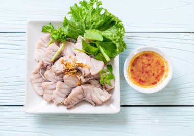 Soslu ve sebzeli haşlanmış balık sosu.