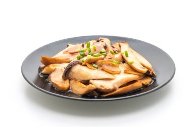 tavada kızartılmış Kral istiridye izole beyaz arka plan üzerinde istiridye soslu mantar