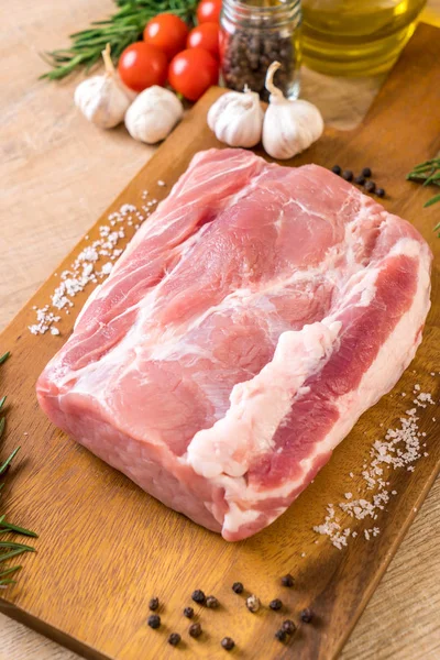 보드에 신선한 돼지고기 — 스톡 사진
