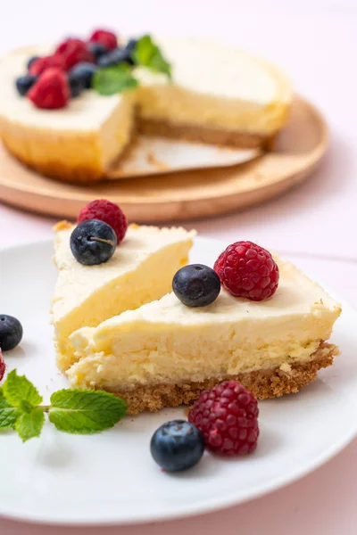 Cheesecake Fatto Casa Con Lamponi Freschi Mirtilli — Foto Stock
