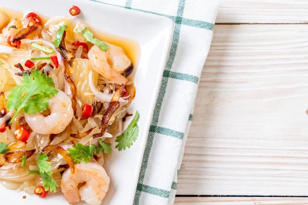 karides ve karidesli baharatlı pamelo salatası. Füzyon yiyecek tarzı.