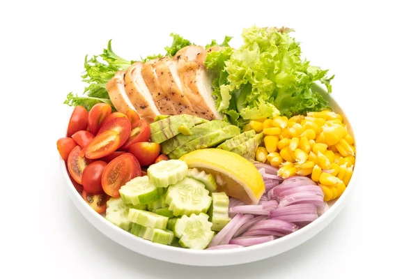 Tavuk göğsü beyaz arka plan üzerinde izole ile sağlıklı salata kasesi