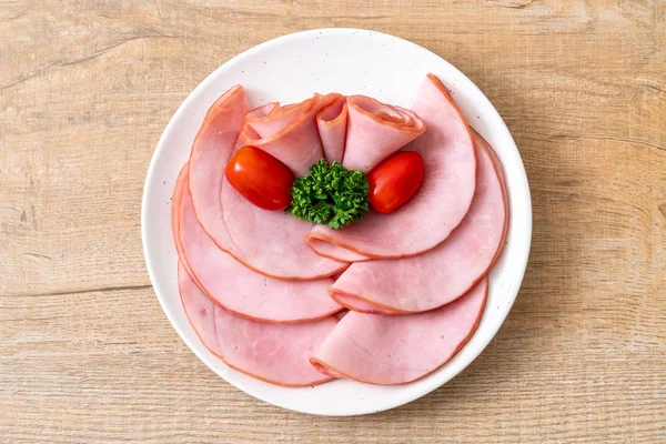 tabağa dilimlenmiş jambon füme