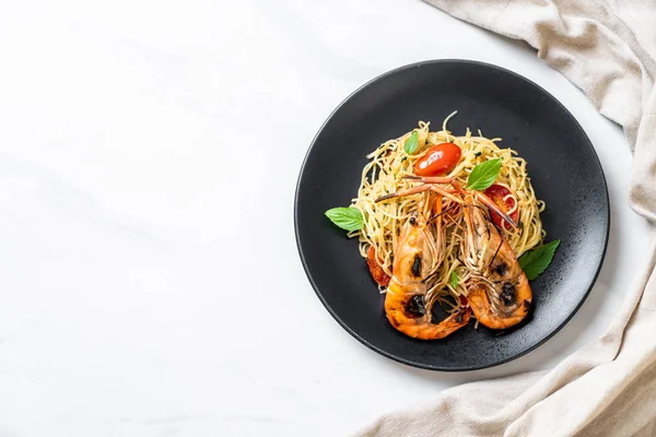 ızgara karides ve domates - İtalyan Füzyon gıda tarzı ile tavada kızartılmış spagetti