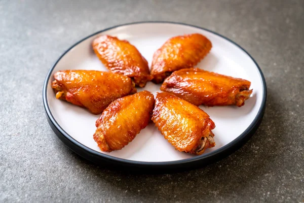 Barbekü tavuk kanadı sosu ile