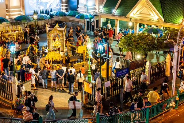 2018年8月9日 爱侣湾神社9月18日 游客在泰国曼谷的 Ratchaprasong 交界处爱侣湾神社的优点 — 图库照片