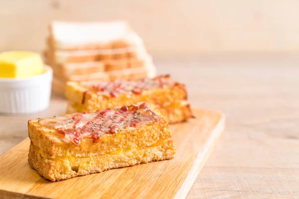Croque monsieur pastırmalı yumurta soslu sandviç.