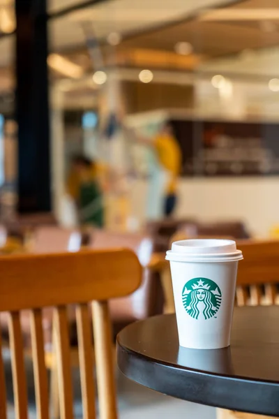 Bangkok Tailandia Junio 2018 Starbucks Café Caliente Con Soporte Sobre — Foto de Stock