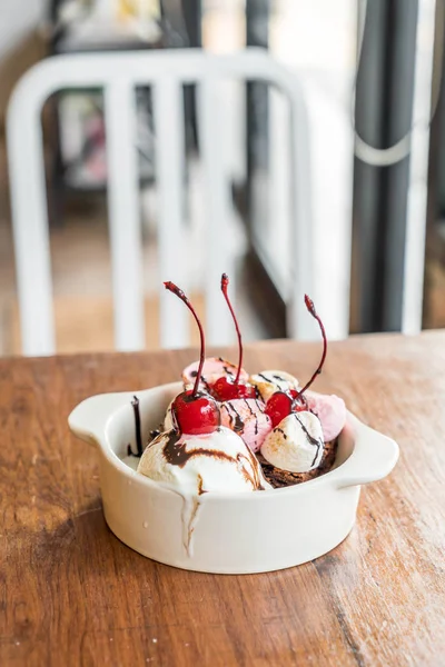 Malvavisco Horno Brownies Chocolate Con Tazón Helado — Foto de Stock