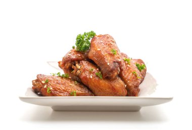 pişmiş Barbekü tavuk kanadı ile Beyaz Susam beyaz arka plan üzerinde izole