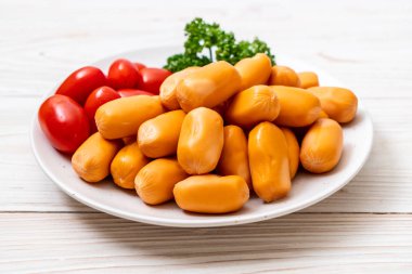 domuz eti kokteyl sosisi plaka üzerinde